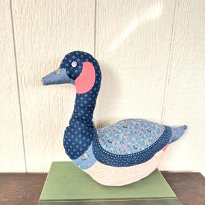 Vintage handgemaakte patchwork deurstopper gans - jaren 80 country cottagecore decor - kussen met accent gevuld eend met bloemen en katoen
