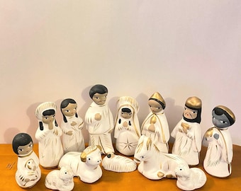 Vintage Ceramic Mexican Folk Art Nativity Set – Hand-Painted Crèche 13-Piece Christmas Display, Gold and White Manger Set