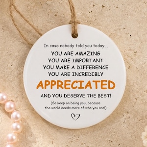 Könnte beinhalten: Ein rundes weißes Keramikornament mit einer Juteschnur-Schlaufe, das den schwarzen Text trägt: In case nobody told you today... YOU ARE AMAZING YOU ARE IMPORTANT YOU MAKE A DIFFERENCE YOU ARE INCREDIBLY APPRECIATED AND YOU DESERVE THE BEST!