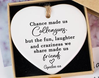 Il caso ci ha resi colleghi, ma il divertimento e le risate che condividiamo ci hanno resi amici. Targa/Insegna a forma di cuore in ceramica, regalo per colleghi.