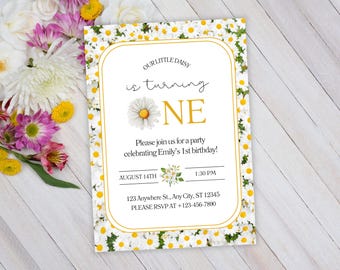 以下が含まれることがあります： 「OUR LITTLE DAISY is turning ONE」のテキストが入った、デイジーをテーマにした誕生日招待状。招待状には、8月14日午後1時30分にエミリーの1歳の誕生日を祝うパーティーの詳細が記載されています。デイジーのボーダー付き。