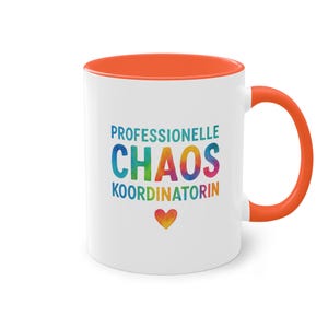 Könnte beinhalten: Ein Set aus drei Keramikbechern mit gesprenkelter, matter Oberfläche. Jeder Becher hat eine andere Farbe: hellblau, creme und grau. Die Becher haben ein schlichtes, modernes Design, geeignet für Kaffee oder Tee.