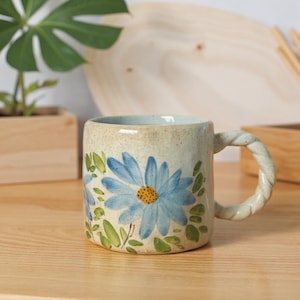 Handgemachte Blue Daisy Kaffeetasse,Blumenkaffeetasse,Handgemalte Tasse,Handgemachte Keramiktasse,Handgemachte Blaue Blumenkeramiktasse,Valentinstaggeschenk