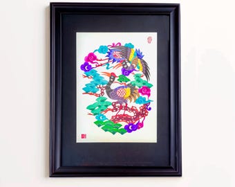 Arte de papel recortado con grullas hechas a mano, símbolo de longevidad con pinos, arte popular azul, amarillo y morado, decoración de pared asiática enmarcada.