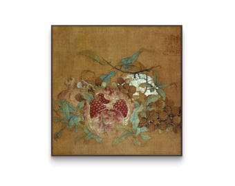 Arte clásico de naturaleza muerta: granada con semillas de rubí, uvas marrones y naranja, impresión de pintura botánica tradicional asiática.