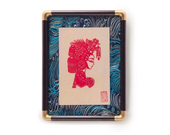 Elegante obra de arte de sombras de ópera china: perfil de papel rojo cortado a mano, enmarcado en azul dorado para escritorio y estantería, decoración cultural única para el hogar.