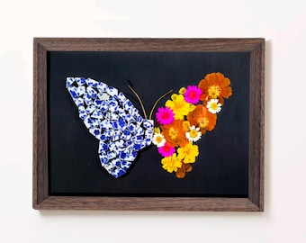 Mariposa de porcelana azul y blanca, arte de mosaico de cerámica artesanal, arreglo de flores secas, decoración del hogar con temática natural.