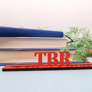 Spersonalizowane drewniane etykiety na półki biblioteczne: podziały według gatunku książki