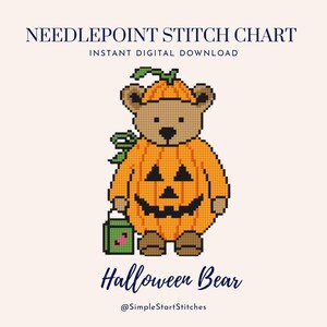 Puede incluir: Un gráfico de punto de aguja con un oso marrón vestido con un disfraz de calabaza con cara de jack-o'-lantern, un sombrero de tallo verde y una bolsa de dulces verde. El texto dice NEEDLEPOINT STITCH CHART, INSTANT DIGITAL DOWNLOAD, Halloween Bear, @SimpleStartStitches.