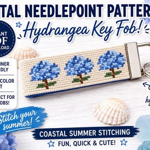 Könnte beinhalten: Ein digitales Kreuzstichmuster für einen Schlüsselanhänger mit Küsten-Sommer-Thema. Der Schlüsselanhänger zeigt ein Design aus blauen Hortensienblüten. Der Text auf dem Bild lautet "Hydrangea Key Fob!" und "Stitch your summer!"