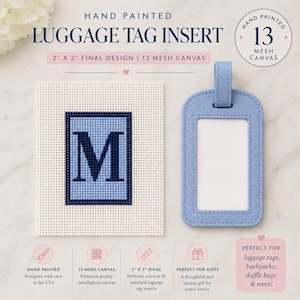 Puede incluir: Un lienzo de punto de aguja pintado a mano con una letra M azul oscuro sobre fondo azul claro, junto a un portaetiquetas de equipaje de cuero azul claro. El texto dice Hand Painted Luggage Tag Insert, 2 x 3 Final Design, 13 Mesh Canvas.