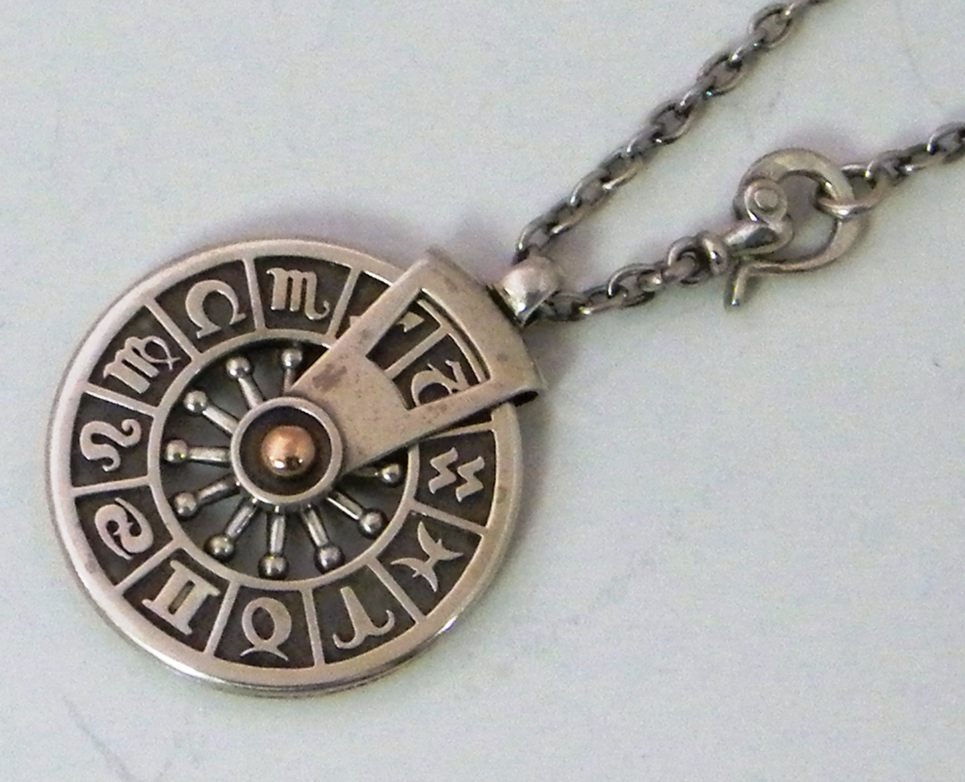 再入荷アイテム Wheel Pendant Zodiac of Compass Gold With Necklace Year the アクセサリー
