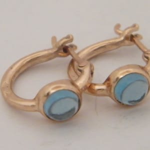 Pendientes de topacio azul, pendientes de aro de oro, pendientes de oro macizo, pendientes de aro, pendiente de piedra de nacimiento de oro, pendiente de piedra preciosa, pendiente clicker de oro