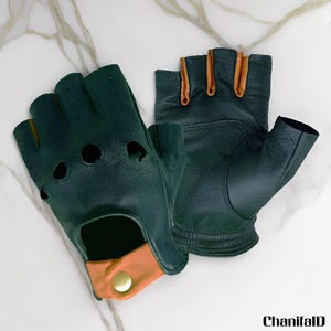 Puede incluir: Un par de guantes sin dedos de cuero verde oscuro con detalles en marrón claro. Los guantes tienen tres orificios de ventilación y un cierre de botón a presión en la muñeca. La marca "ChanifalD" es visible en la esquina inferior derecha.