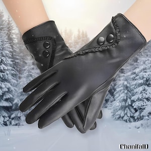 Könnte beinhalten: Ein Paar schwarze Lederhandschuhe mit geknöpften Manschetten und Rüschenbesatz. Die Handschuhe werden vor einem verschwommenen Winterwaldhintergrund gezeigt. Die Handschuhe sind ein klassischer Stil.