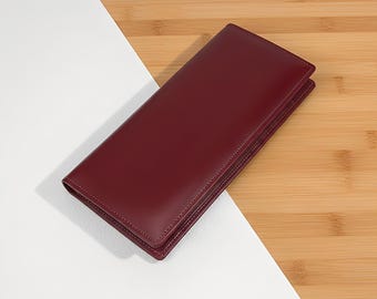 Cartera larga de piel auténtica en color granate, hecha a mano, con dos compartimentos para chequera, ideal como regalo de aniversario personalizado.