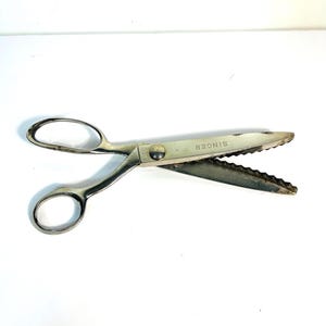 Vintage Singer Pinking Shears 9” Stainless Steel Sewing Scissors C809  Made in Brazil
