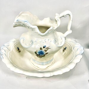 Set vintage del 1980 in porcellana composto da lavabo e brocca, con rose blu, firmato, stile cottage decor.