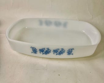 Cazuela ovalada de vidrio opalino vintage con estampado floral azul para hornear, decoración rústica.