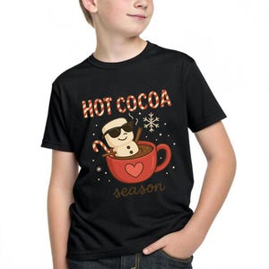 Temporada de chocolate quente com marshmallows de boneco de neve, canecas de gengibre png, pano de prato de cozinha, temporada de chocolate quente PNG, caneca, inverno png, aconchegante png
