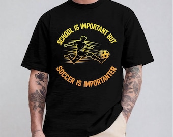 Fußball Spieler Shirt, Schule ist Wichtiger Gag Geschenk