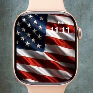 Könnte beinhalten: Eine roségoldene Smartwatch, die die amerikanische Flagge auf ihrem Bildschirm anzeigt. Das Zifferblatt zeigt den Tag als Fr 13 und die Uhrzeit als 11:11 Uhr an. Die Uhr hat einen rechteckigen Bildschirm mit abgerundeten Ecken und ein passendes roségoldenes Armband.