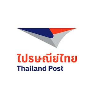 Könnte beinhalten: Das Logo der Thailand Post zeigt ein stilisiertes Papierflugzeug in Blau, Rot und Grau über thailändischem und englischem Text. Der Text lautet "ไปรษณีย์ไทย" und "Thailand Post" in fetter serifenloser Schrift.