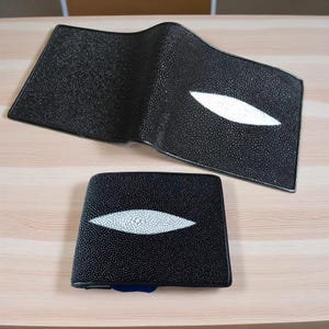 Cartera plegable negra de piel auténtica de raya con diseño de ojo blanco, billetera exótica hecha a mano para hombre, regalo para tarjeta de crédito de raya.