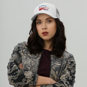 Happy Father’s Day Trucker Cap – Mesh Back Dad Hat with Embroidered Quote, Gift for Him from Kids or Wife, Father’s Day Outfit