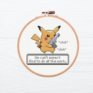 Könnte beinhalten: Ein runder hölzerner Stickrahmen mit einem Kreuzstichmotiv einer gelben, verpixelten Kreatur, die eine graue Handfeuerwaffe hält. Der Text *click* *click* steht daneben, und in einer Textbox darunter steht: We can't expect God to do all the work.