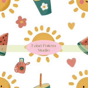 Pode incluir: Um padrão repetitivo sobre fundo branco com sóis amarelos, flores cor-de-rosa, fatias de melancia vermelhas, corações cor de pêssego, copos azul-petróleo com flores brancas e câmaras cor-de-rosa. Um oval rosa central contém o texto Fabri Pattern Studio.