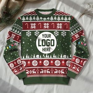 Könnte beinhalten: Grüner Weihnachtspullover mit roten und weißen Akzenten. Das Design umfasst Schneeflocken, Zuckerstangen, Weihnachtsbäume und Rentiere. Der Text "YOUR LOGO HERE" ist in einem weißen Kreis.
