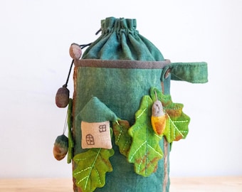 Handgemachte Forest Cottage Tasche: Beuteltasche aus Waldstoff mit Blättern und Eicheln