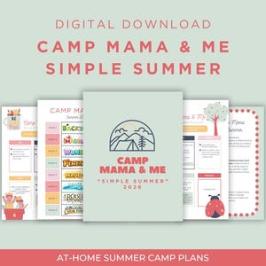 Op de afbeelding: Een digitale download getiteld "Camp Mama & Me Simple Summer" met een lichtgroene achtergrond. Het ontwerp bevat een logo van een berg en tent, en verschillende pagina's met tekst en illustraties. De tekst bevat "At-Home Summer Camp Plans".