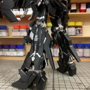 Kit de modelo Gundam Unicorn (negro personalizado) a escala 1/00, construido y pintado por AeroModelBuild imagen 5