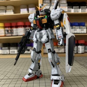 Pode incluir: Modelo detalhado de um rob&ocirc; branco, cinza, preto e vermelho com um rifle e um escudo. O rob&ocirc; tem pain&eacute;is intrincados e est&aacute; posicionado em uma superf&iacute;cie de grade. O modelo tem o texto "RX-178" e "AeroModelBuild".