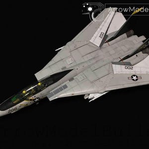 Może przedstawiać: Szczegółowy model samolotu, jasnoszary myśliwiec F-14 Tomcat, na czarnym tle. Model ma numery "200" i "002" na skrzydłach i ogonie. Rozpiętość skrzydeł modelu wynosi około 19 cm.