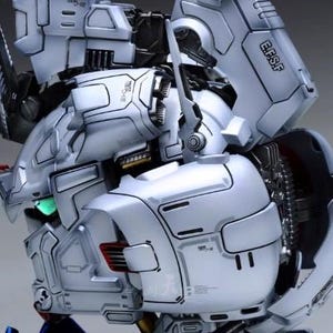 Może przedstawiać: Szczeg&oacute;łowe zbliżenie białego i szarego modelu robota ze skomplikowanymi detalami mechanicznymi. Zawiera panele, stawy i napis "E.F.S.F." na ramieniu. Model ma futurystyczny design.