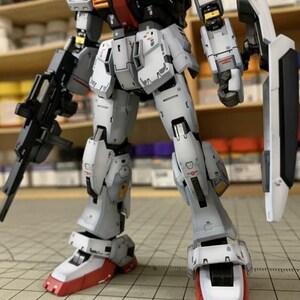 Pode incluir: Modelo detalhado de um rob&ocirc; mecha, principalmente em branco, cinza e vermelho. O rob&ocirc; tem uma arma e um escudo. O modelo &eacute; altamente detalhado com componentes mec&acirc;nicos e linhas de painel vis&iacute;veis. Um item de colecionador.