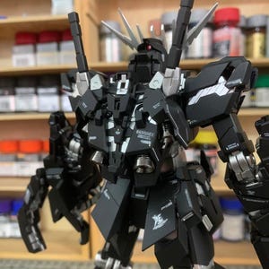 Kit de modelo Gundam Unicorn (negro personalizado) a escala 1/00, construido y pintado por AeroModelBuild imagen 7