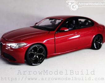 Kit de modelo a escala 1/24 de AeroModelBuild para Alfa Romeo Giulia (rojo de competición) con rueda de trébol, edición limitada, construido y pintado.
