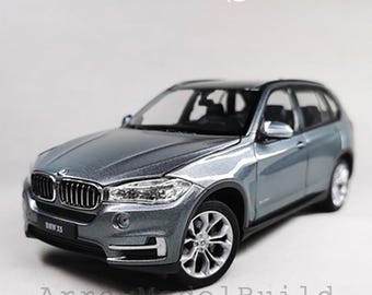 Kit de modelo de BMW (plata titanio) a escala 1/24, construido y pintado por AeroModelBuild