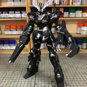 Kit de modelo Gundam Unicorn (negro personalizado) a escala 1/00, construido y pintado por AeroModelBuild imagen 1