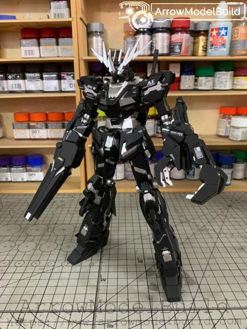 Kit de modelo Gundam Unicorn (negro personalizado) a escala 1/00, construido y pintado por AeroModelBuild imagen 1