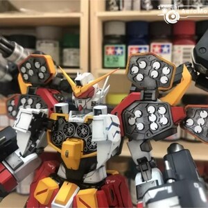 K&ouml;nnte beinhalten: Rustikales Holzschild mit dem Text "Welcome to our home" in wei&szlig;en Buchstaben. Das Schild hat eine Used-Optik und ein schlichtes, einladendes Design, ideal f&uuml;r eine Veranda oder einen Eingangsbereich.