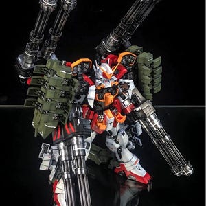 K&ouml;nnte beinhalten: Ein wei&szlig;er, roter und orangefarbener Robotermodellbausatz mit vier gro&szlig;en metallischen Gatling-Kanonen an Schultern und Armen sowie olivgr&uuml;nen Raketenwerfern auf dem R&uuml;cken. Die Figur zeigt detaillierte mechanische Elemente und den Schriftzug AeroModelBuild.