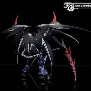 Puede incluir: Logotipo de AeroModelBuild. Modelo en blanco y negro de un robot futurista con grandes estructuras en forma de alas y detalles en rojo. El robot tiene un dise&ntilde;o detallado con l&iacute;neas blancas y un rayo verde.