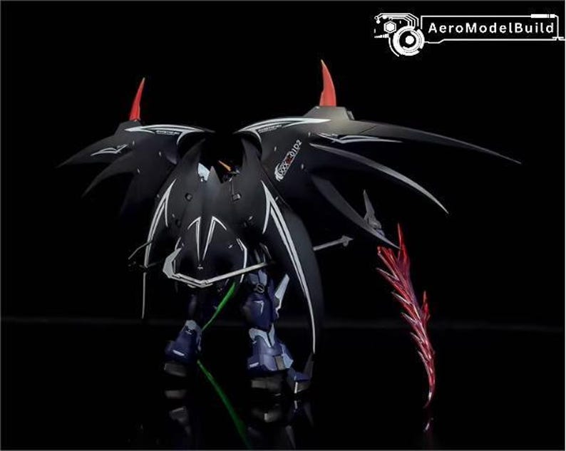 Puede incluir: Logotipo de AeroModelBuild. Modelo en blanco y negro de un robot futurista con grandes estructuras en forma de alas y detalles en rojo. El robot tiene un dise&ntilde;o detallado con l&iacute;neas blancas y un rayo verde.