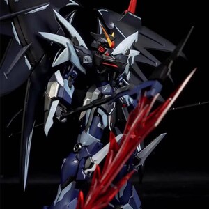 Puede incluir: Un modelo detallado de un robot futurista, principalmente en tonos de azul, negro y blanco, con detalles en rojo. El robot sostiene una gran espada roja y tiene alas. El logotipo de AeroModelBuild est&aacute; en la esquina superior derecha.
