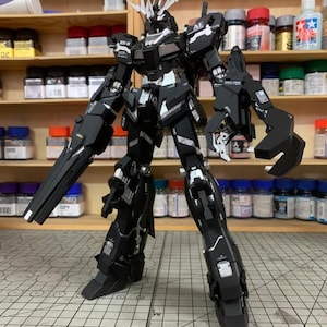 Kit de modelo Gundam Unicorn (negro personalizado) a escala 1/00, construido y pintado por AeroModelBuild imagen 2
